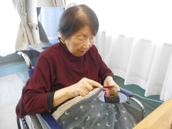 桜餅を召し上がるお客様