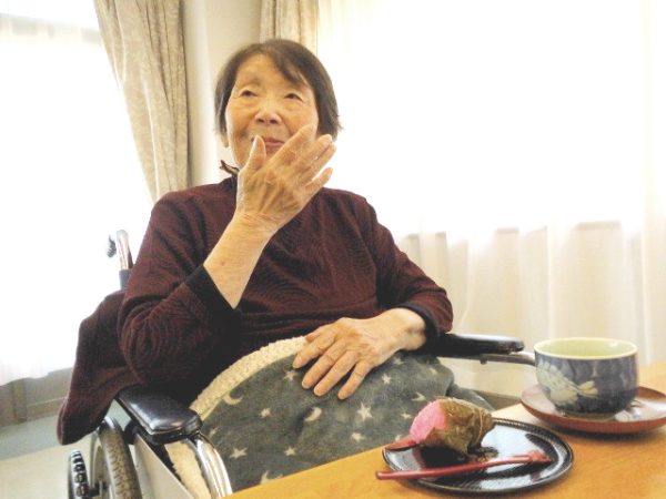桜餅に驚かれるお客様
