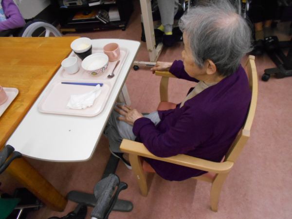 ネギトロ丼を召し上がるお客様