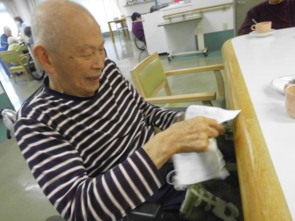 てるてる坊主を作成しているお客様