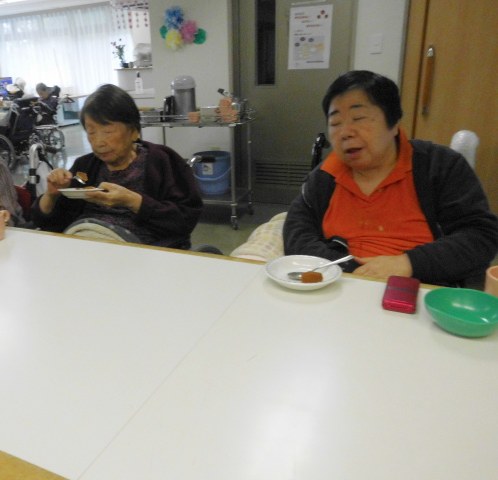 おやつを食べながら談笑されるお客様