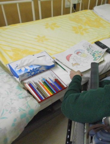居室で塗り絵をされるお客様