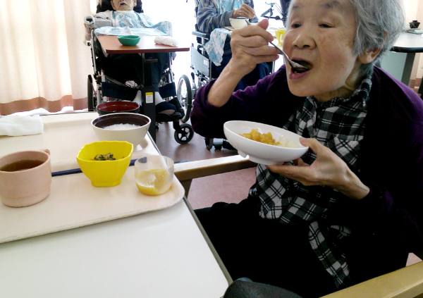 郷土料理を召し上がるお客様