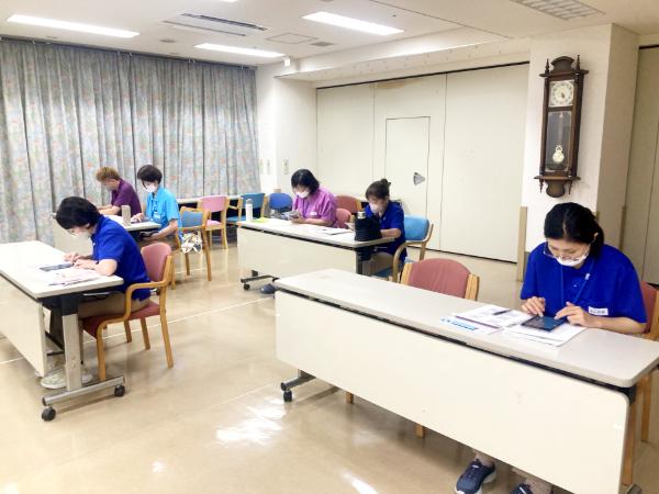 新人職員研修を受けている職員