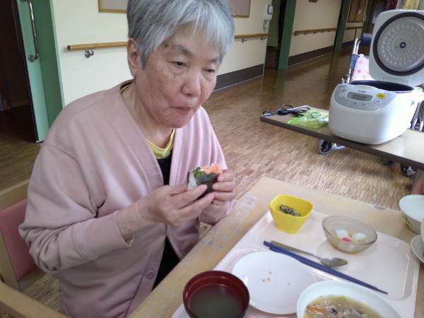 ご自身で握ったおにぎりを食べるお客様