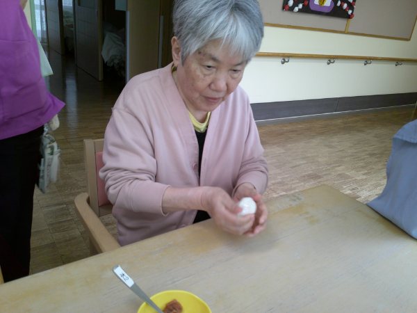 おにぎりを握っているお客様