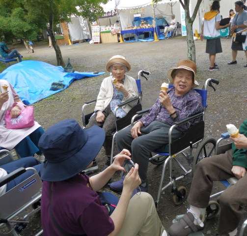 休憩にアイスクリームを食べるお客様