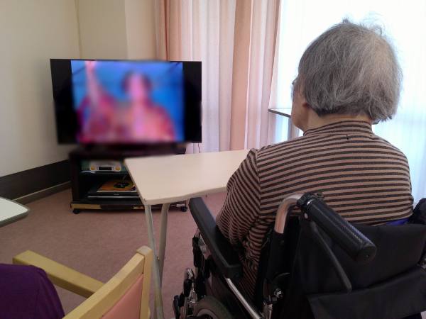 マツケンサンバのDVDを見るお客様