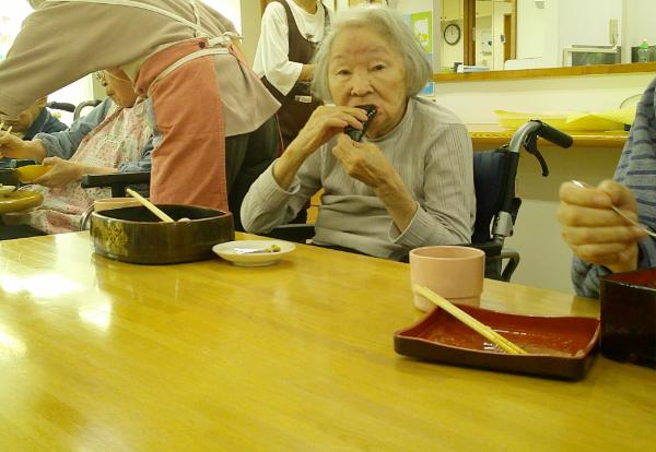 巻き寿司を食べるお客様