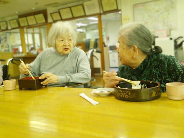 お寿司を食べながら談笑されるお客様