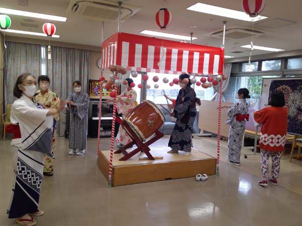 盆踊り会場で盆踊りを踊る職員