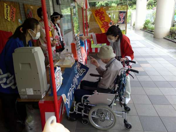 屋台のメニューを選ぶお客様