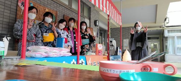 模擬店の担当をした職員
