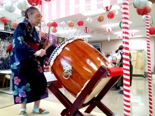 太鼓を叩くお客様