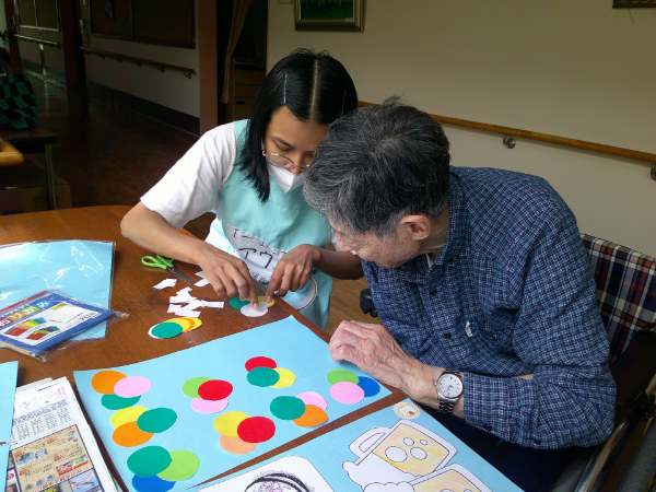 お客様と制作をする実習生