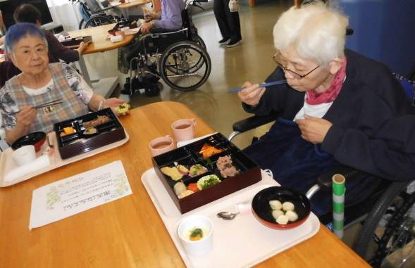 お祝い膳を食べるお客様