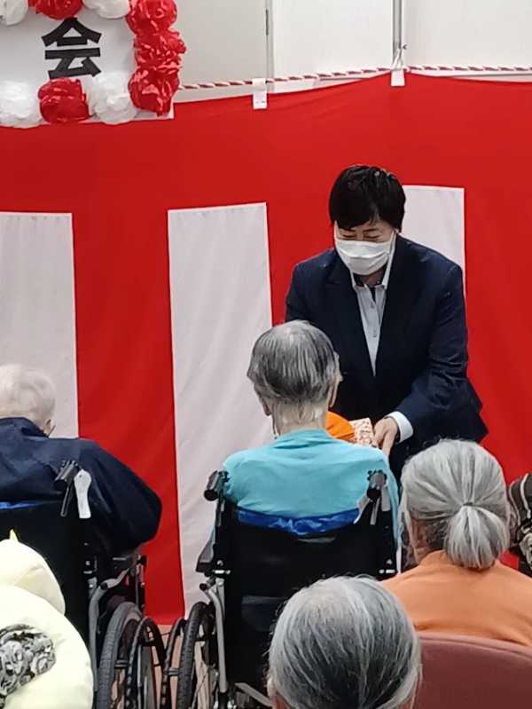 施設長にお祝いされるお客様