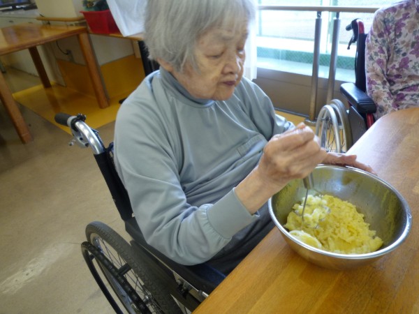 じゃがいもを潰すお客様