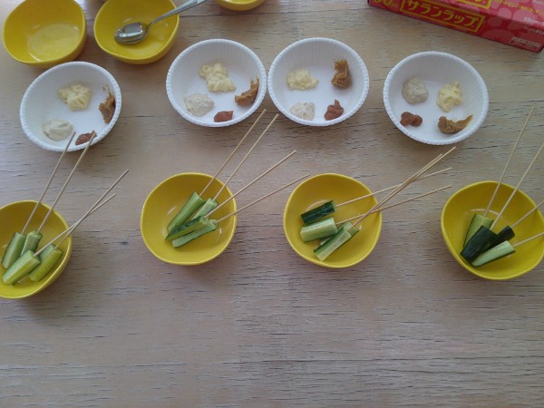 野菜のスティックと調味料