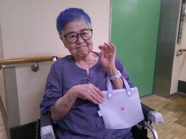 完成したバッグを披露するお客様