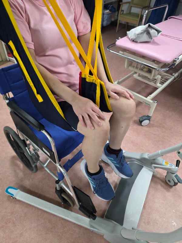 電動リフトに座っている職員