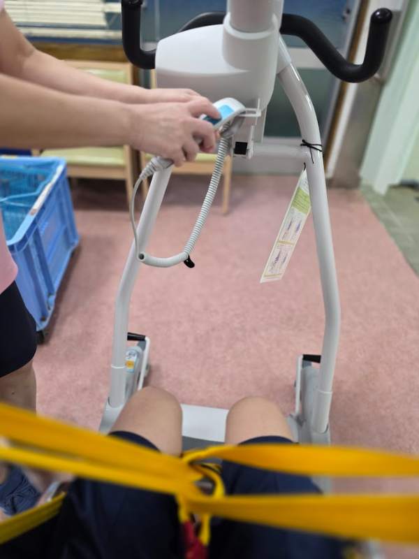 電動リフトが上昇している様子