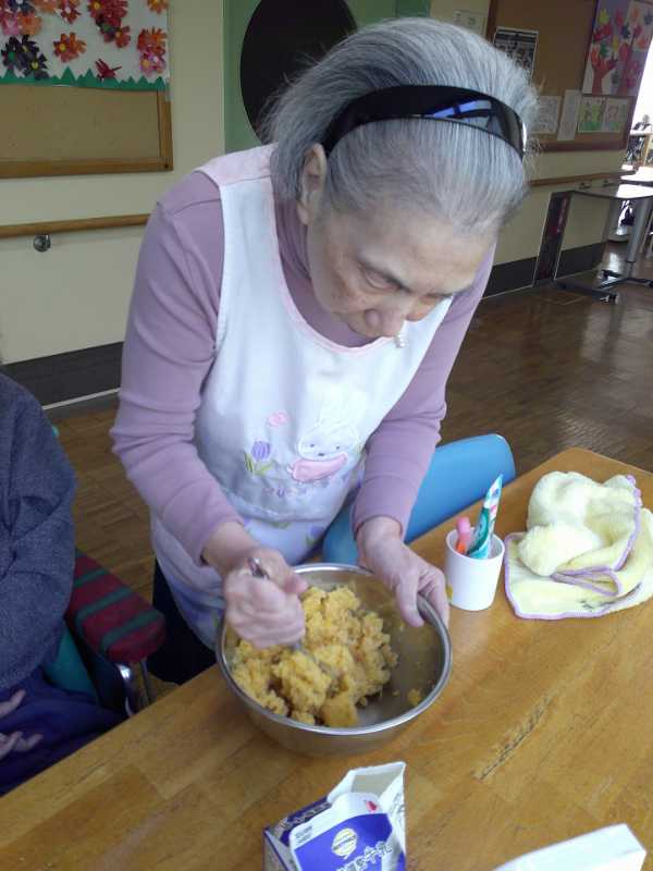 さつまいもを潰しているお客様