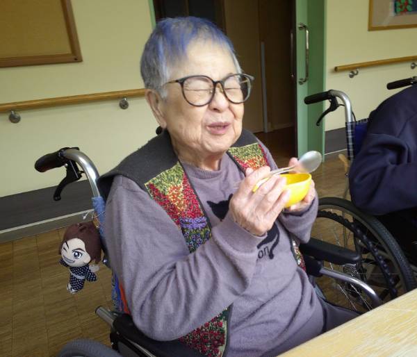 スイートポテトを食べているお客様