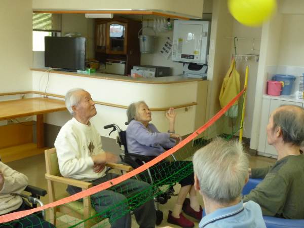 風船バレーを楽しむお客様