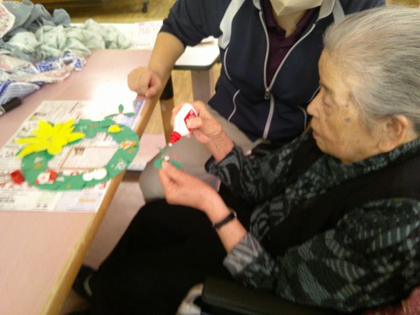 クリスマスリース作りをしているお客様