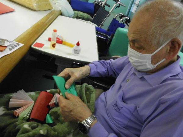 紙でクリスマスツリー作りをするお客様