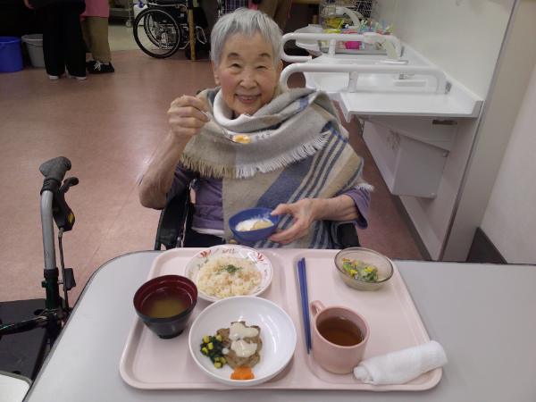 笑顔で給食を召し上がるお客様