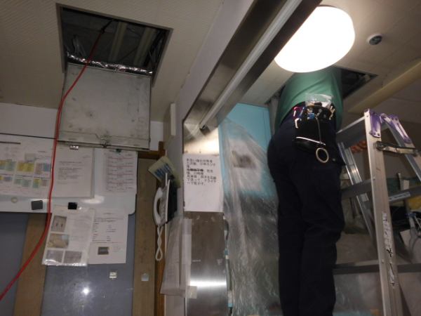 天井裏の配線工事の様子