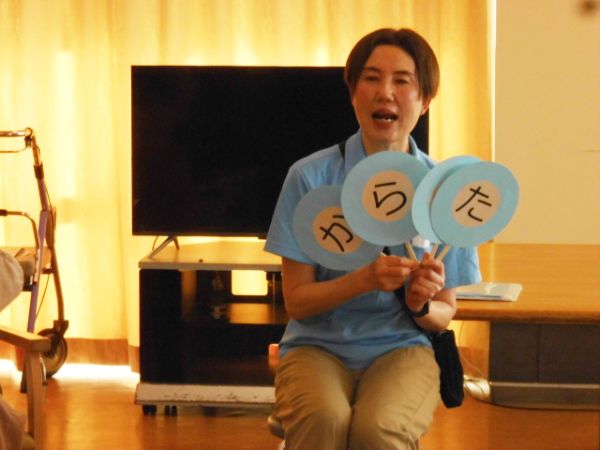 口腔体操をしているケアマネジャー