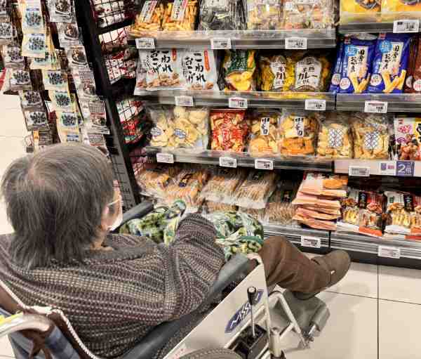 お菓子を選ばれるお客様