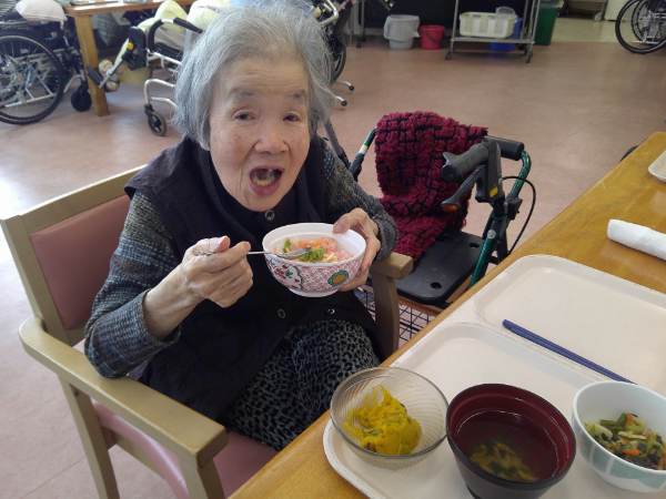 ちらし寿司を食べるお客様