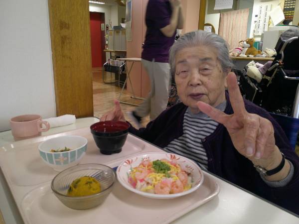 ちらし寿司を召し上がるお客様