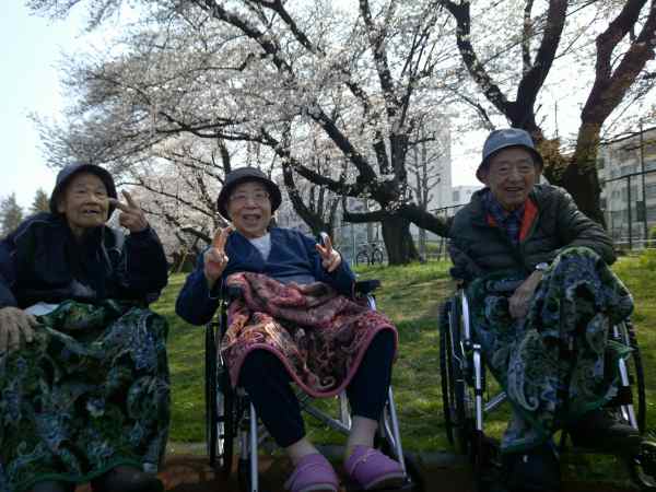 お花見散歩で記念撮影をするお客様