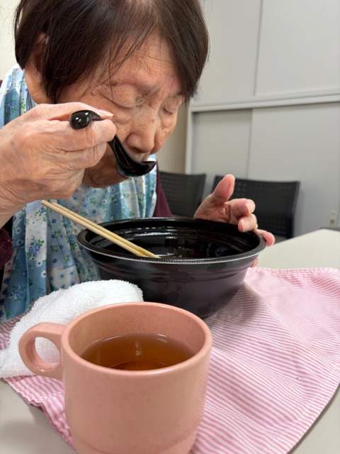 ラーメンを召し上がるお客様
