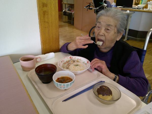 フランス料理を召し上がるお客様