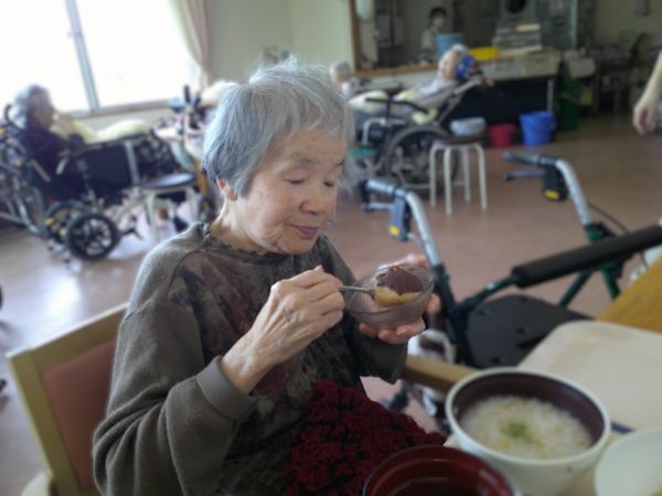 エクレアを食べるお客様