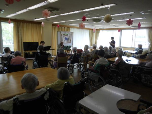 オカリナの演奏を聞いているお客様