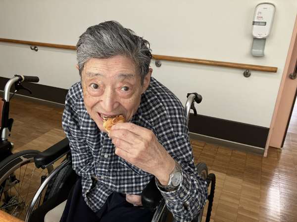 焼き立てクロワッサンを食べているお客様