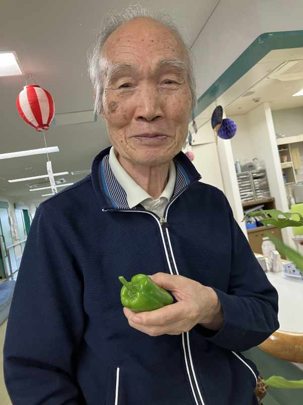収穫したピーマンをみせて下さるお客様