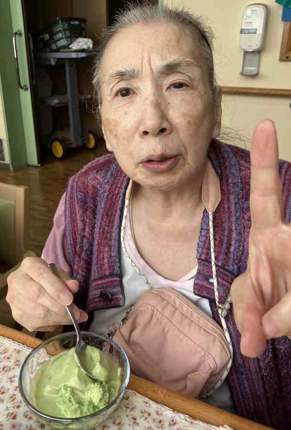 アイスを召し上がるお客様