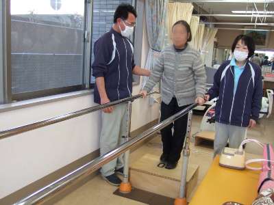 平行棒で踏み台昇降訓練