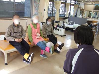 足首におもりを付けて膝伸ばし訓練をしています。