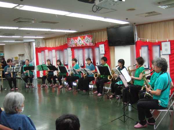 ボランティアのサクソフィールド11名さまが演奏しているところ
